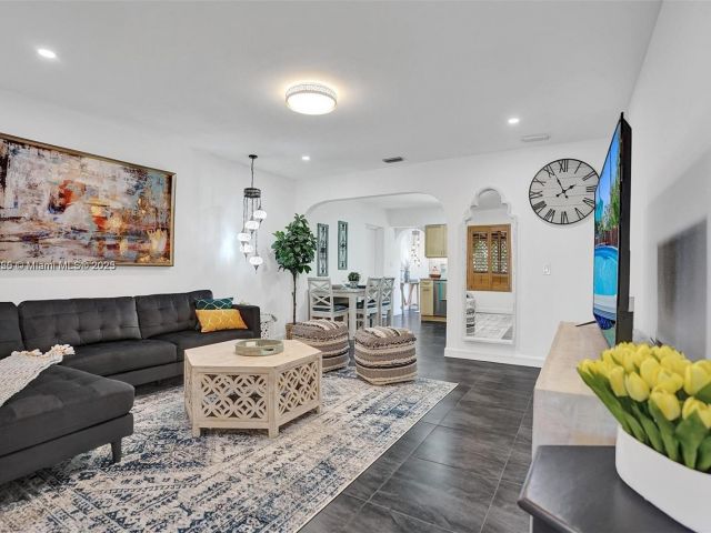 Продажа дома по адресу 110 SW 5th St - фото 5523220