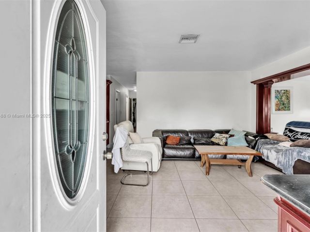 Продажа дома по адресу 2631 NE 214th St - фото 6091405