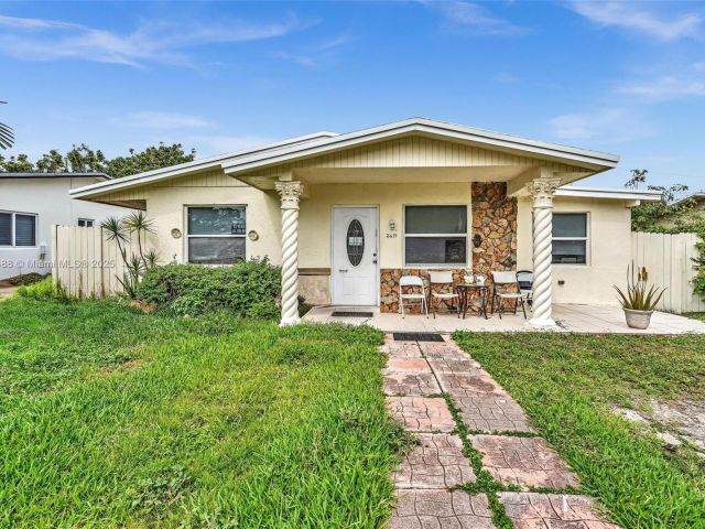 Продажа дома по адресу 2631 NE 214th St - фото 6091411