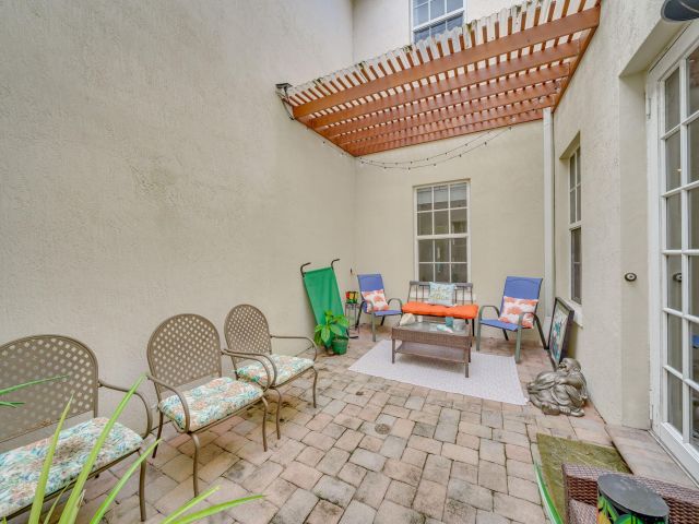 Дом в аренду по адресу 8335 NW 7th Terrace - фото 5715977