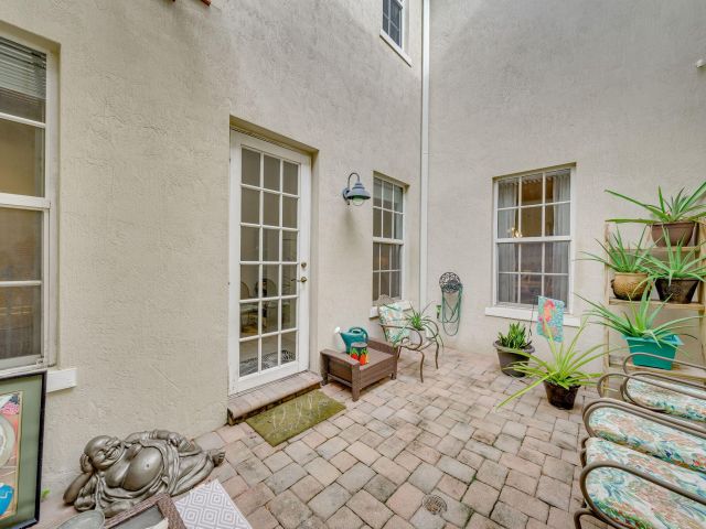 Дом в аренду по адресу 8335 NW 7th Terrace - фото 5715978