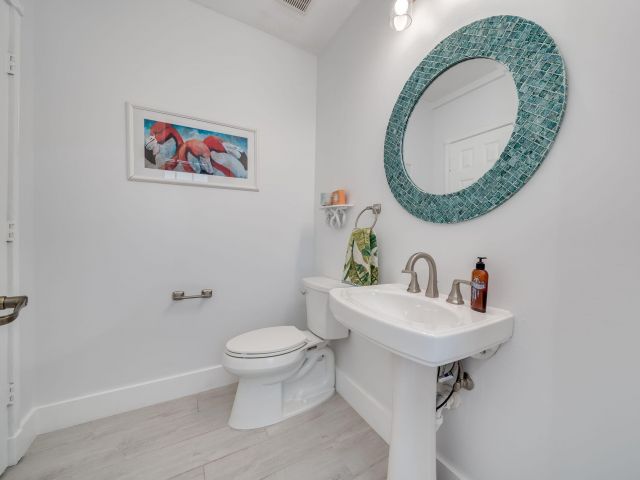 Дом в аренду по адресу 8335 NW 7th Terrace - фото 5715979