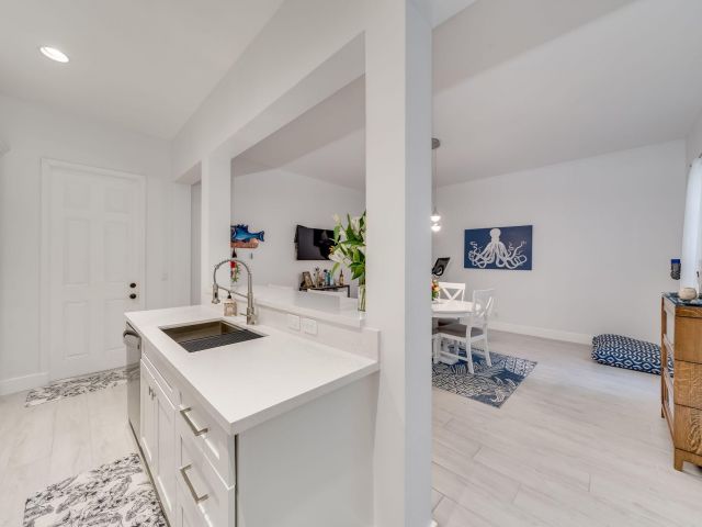 Дом в аренду по адресу 8335 NW 7th Terrace - фото 5715980