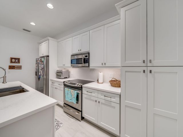 Дом в аренду по адресу 8335 NW 7th Terrace - фото 5715983