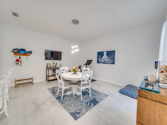 Дом в аренду по адресу 8335 NW 7th Terrace - фото 5715984