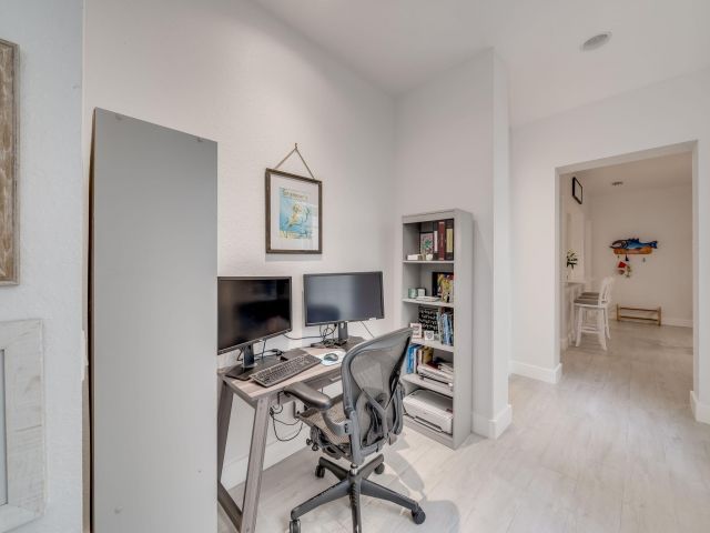 Дом в аренду по адресу 8335 NW 7th Terrace - фото 5715985