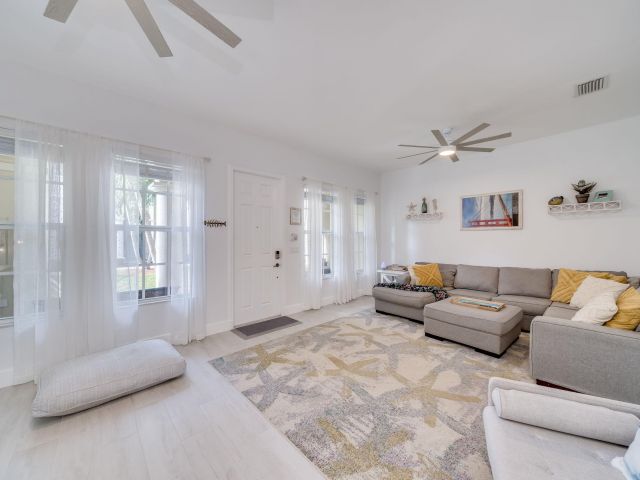 Дом в аренду по адресу 8335 NW 7th Terrace - фото 5715988