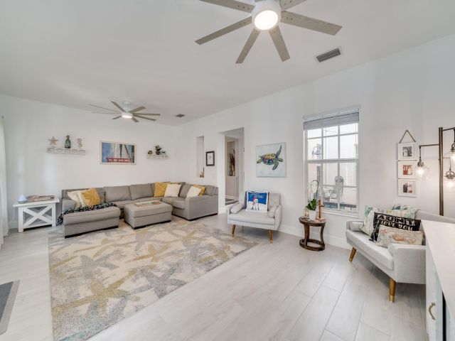 Дом в аренду по адресу 8335 NW 7th Terrace - фото 5715989