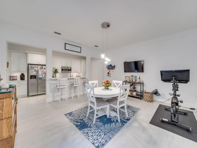 Дом в аренду по адресу 8335 NW 7th Terrace - фото 5715990