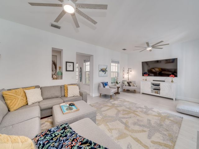 Дом в аренду по адресу 8335 NW 7th Terrace - фото 5715991