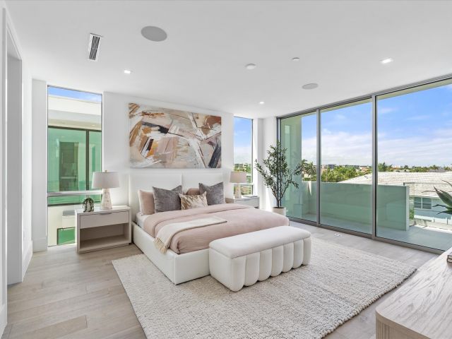 Продажа дома по адресу 1070 Del Harbour Drive - фото 5757464