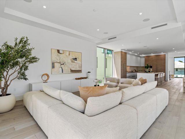 Продажа дома по адресу 1070 Del Harbour Drive - фото 5757465