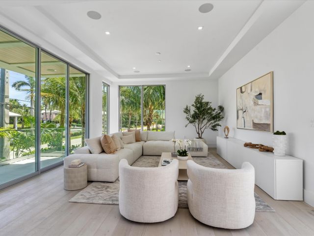 Продажа дома по адресу 1070 Del Harbour Drive - фото 5757466