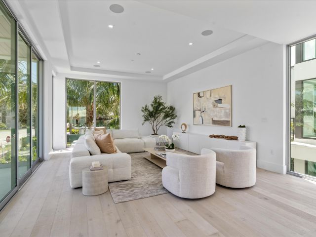 Продажа дома по адресу 1070 Del Harbour Drive - фото 5757467