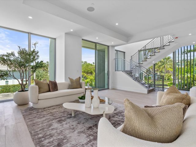 Продажа дома по адресу 1070 Del Harbour Drive - фото 5757470