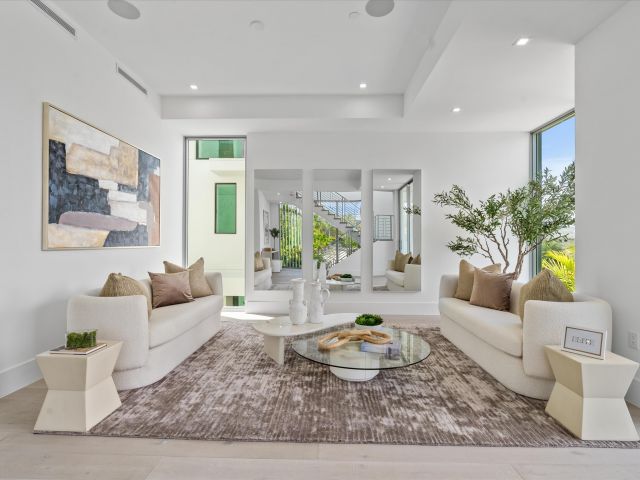 Продажа дома по адресу 1070 Del Harbour Drive - фото 5757471