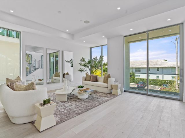 Продажа дома по адресу 1070 Del Harbour Drive - фото 5757472