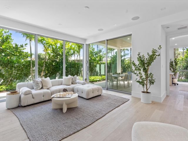 Продажа дома по адресу 1070 Del Harbour Drive - фото 5757473