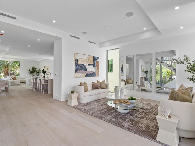 Продажа дома по адресу 1070 Del Harbour Drive - фото 5757474