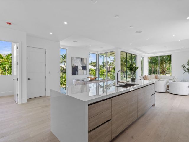 Продажа дома по адресу 1070 Del Harbour Drive - фото 5757476