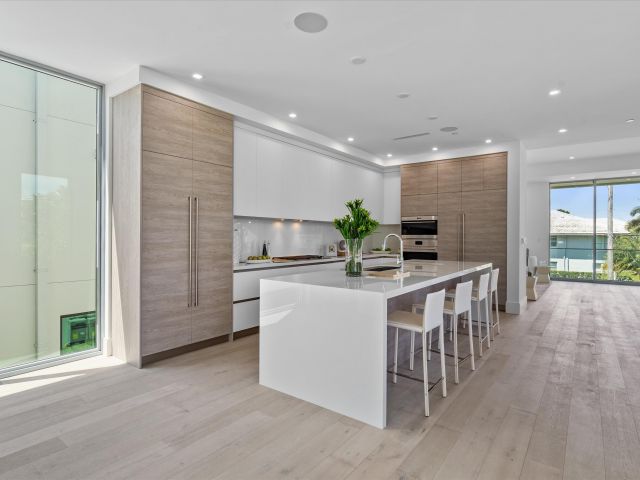 Продажа дома по адресу 1070 Del Harbour Drive - фото 5757477