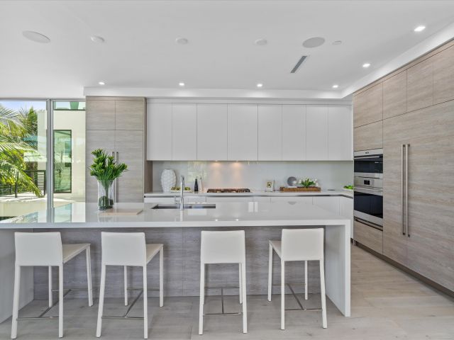 Продажа дома по адресу 1070 Del Harbour Drive - фото 5757478