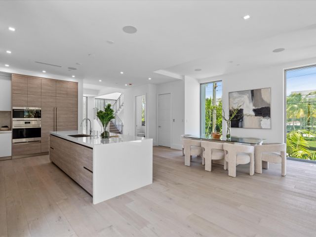 Продажа дома по адресу 1070 Del Harbour Drive - фото 5757479