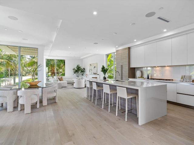 Продажа дома по адресу 1070 Del Harbour Drive - фото 5757480