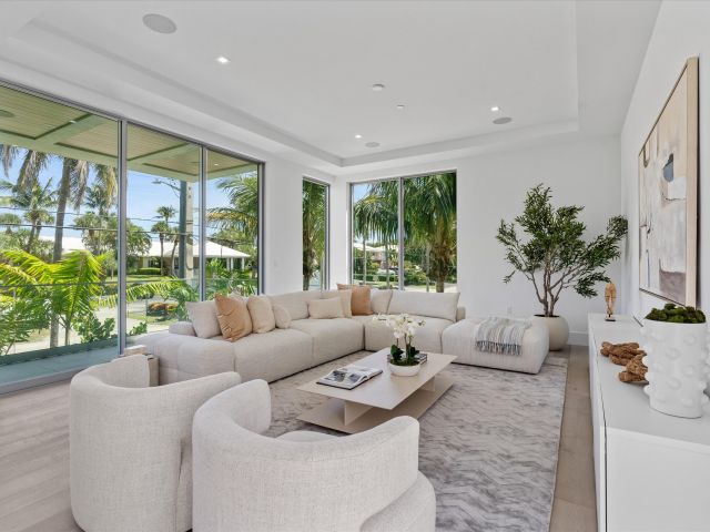 Продажа дома по адресу 1070 Del Harbour Drive - фото 5757481