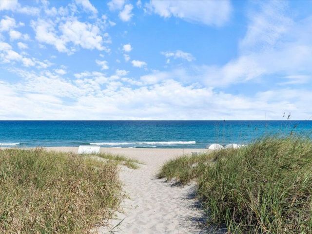 Продажа дома по адресу 1070 Del Harbour Drive - фото 5757482