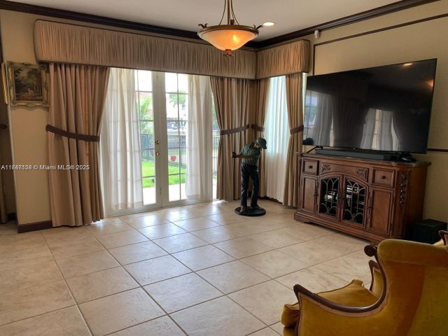 Продажа дома по адресу 1065 SW 150Th Pl - фото 6002874