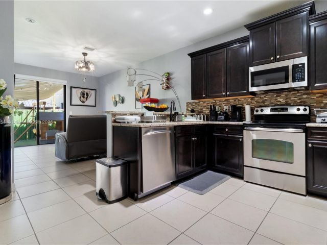 Продажа дома по адресу 9831 NW 88th Ter - фото 5585053