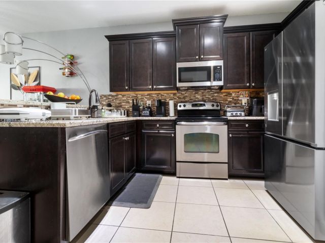 Продажа дома по адресу 9831 NW 88th Ter - фото 5585054