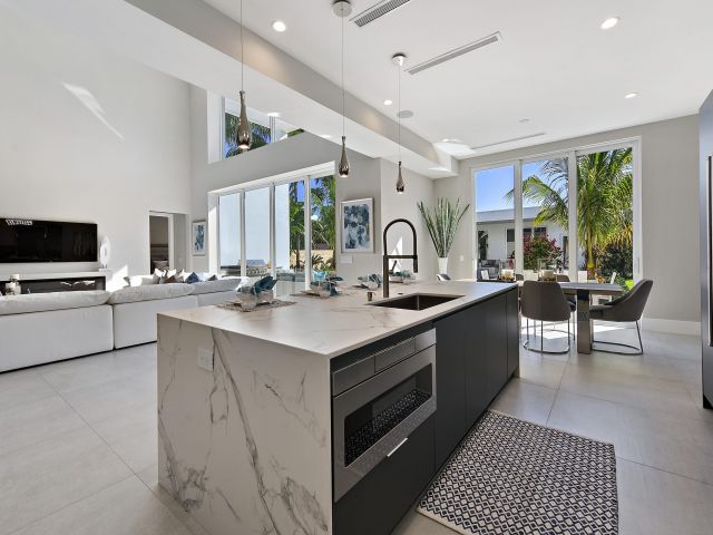 Продажа дома по адресу 2627 NE 14th Street - фото 6801774