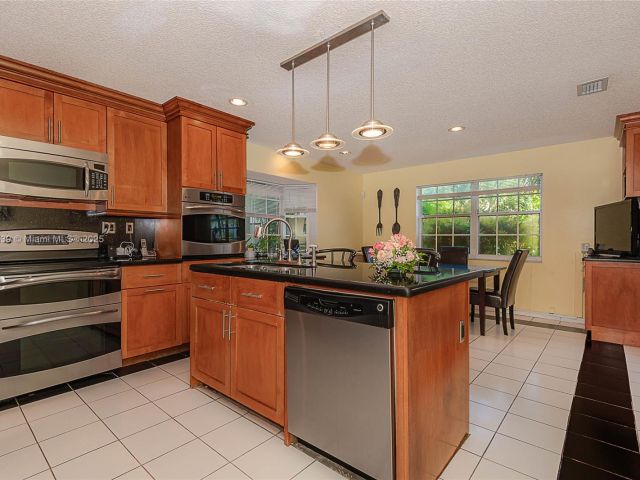 Продажа дома по адресу 2518 NE 206th Ter - фото 5909597