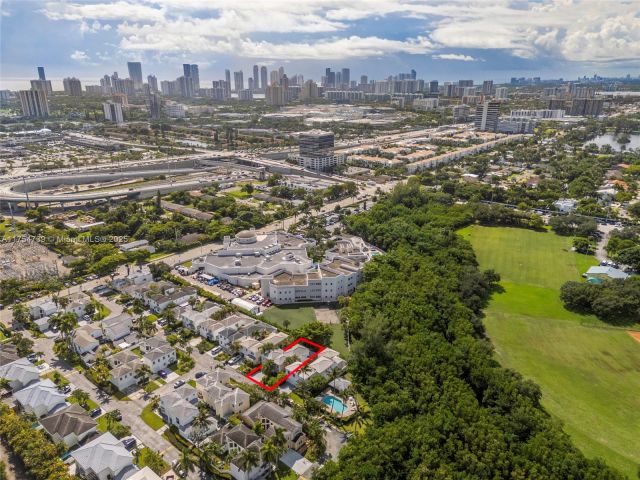 Продажа дома по адресу 2518 NE 206th Ter - фото 5909611