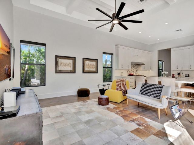 Продажа дома по адресу 718 NW 5th Avenue - фото 5813581