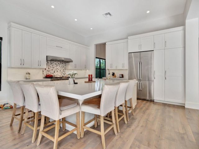 Продажа дома по адресу 718 NW 5th Avenue - фото 5813586