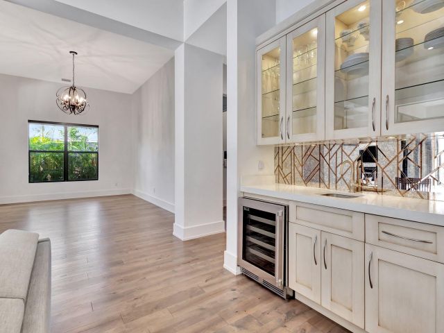 Продажа дома по адресу 718 NW 5th Avenue - фото 5813588