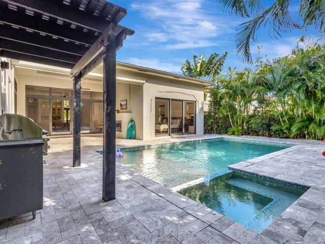 Продажа дома по адресу 718 NW 5th Avenue - фото 5813595