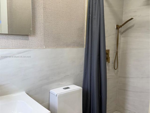 Продажа дома по адресу 2151 NW 59th St - фото 5988030