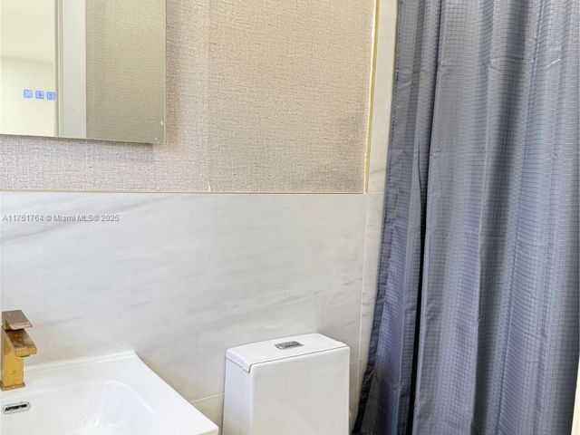 Продажа дома по адресу 2151 NW 59th St - фото 5988031