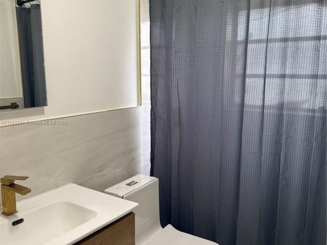 Продажа дома по адресу 2151 NW 59th St - фото 5988035