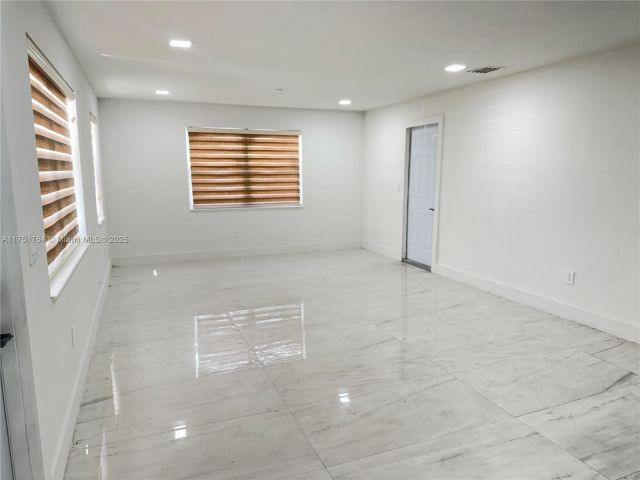 Продажа дома по адресу 2151 NW 59th St - фото 5988036