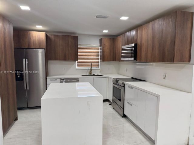 Продажа дома по адресу 2151 NW 59th St - фото 5988039