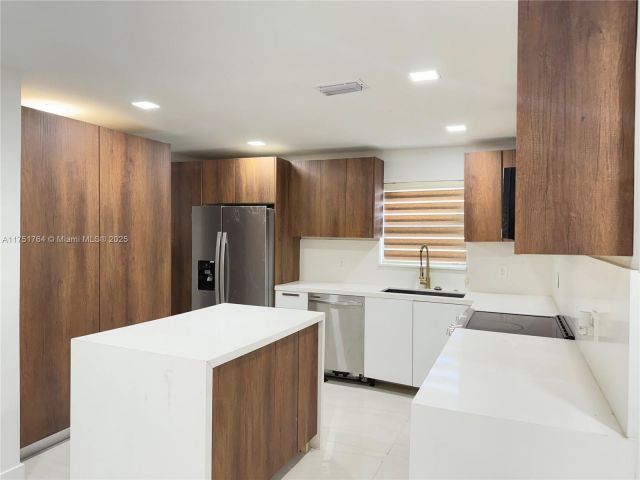 Продажа дома по адресу 2151 NW 59th St - фото 5988040