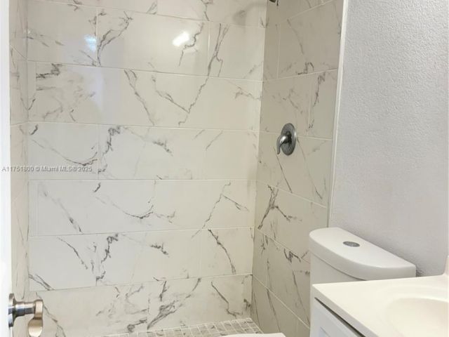 Продажа дома по адресу 5531 NW 24th Ave - фото 5793643