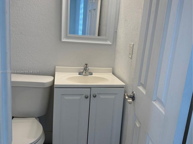 Продажа дома по адресу 5531 NW 24th Ave - фото 5793646