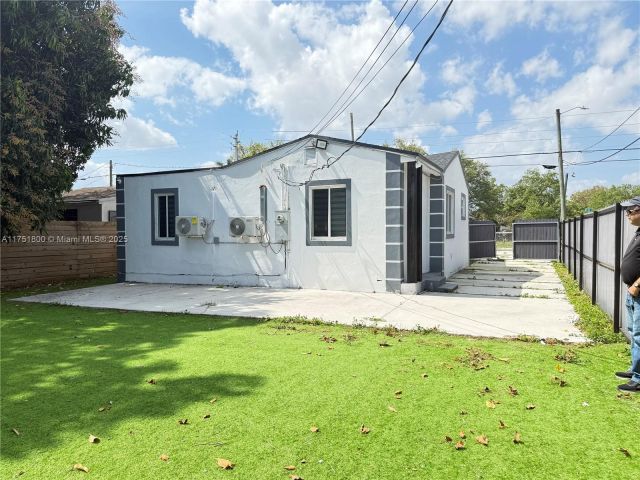 Продажа дома по адресу 5531 NW 24th Ave - фото 5793651