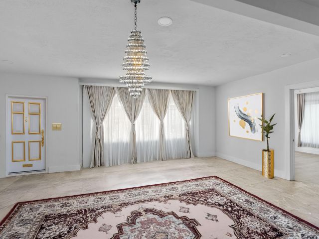 Продажа дома по адресу 1521 NE 5th Terrace - фото 6550001